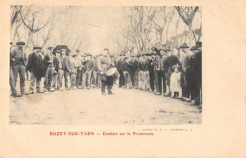 Carte postale ancienne Buzet Sur Tarn Enchere Sur La Promenade à Buzet-sur-Tarn