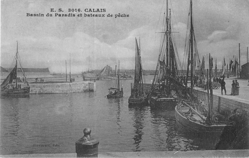 Carte postale ancienne Calais Bassin Du Paradis Et Bateaux De Peche à Calais
