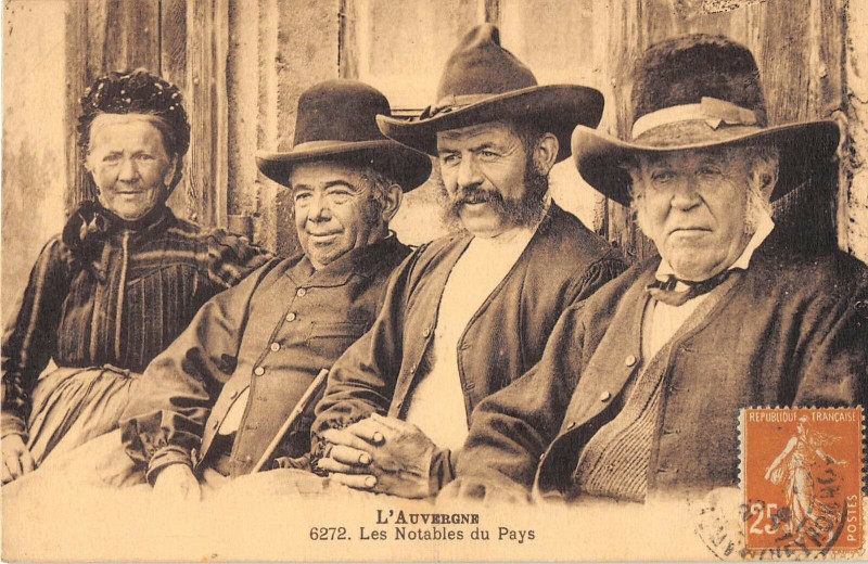 Carte postale ancienne L'Auvergne Les Notable Du Pays