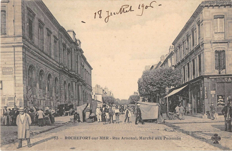Carte postale ancienne Rochefort Rue Arsenal Marche Aux Poissons à Rochefort