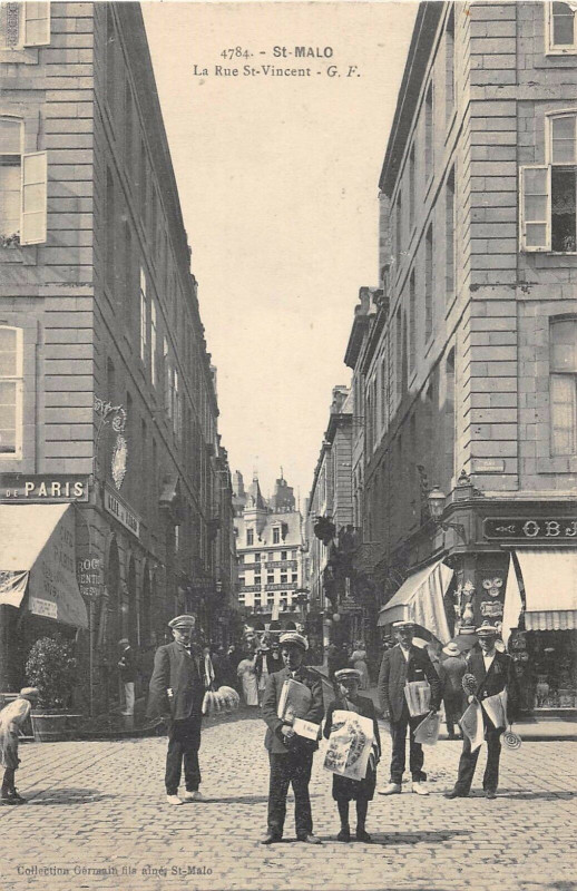 Carte postale ancienne Saint Malo La Rue Saint Vincent (vendeurs journaux ambulants à Saint-Malo