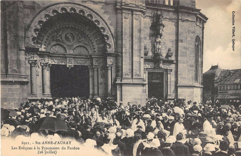 Carte postale ancienne Sainte Anne D'Auray Les Eveques  A La Procession Du Pardon à Auray