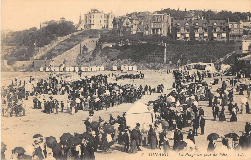 Carte postale ancienne Dinard La Plage Un Jour De Fete à Dinard