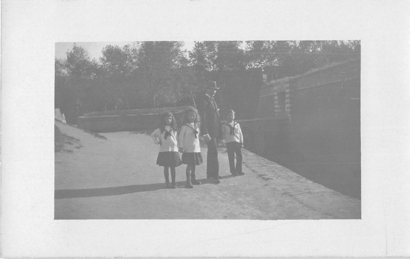 Carte postale ancienne Carte Photo Des Pyrenees Orientales Entree De Mont Louis Ou Villefranche à Mont-Louis
