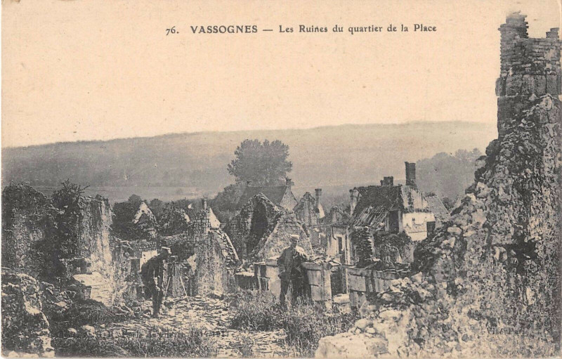 Carte postale ancienne Vassognes Les Ruines Du Quartier De La Place à Ognes