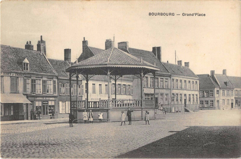 Carte postale ancienne Bourbourg Grand Place à Bourbourg