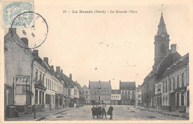 Carte postale ancienne La Bassee La Grande Place