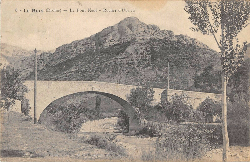 Carte postale ancienne Le Buis Le Pont Neuf Rocher D'Ubrieu