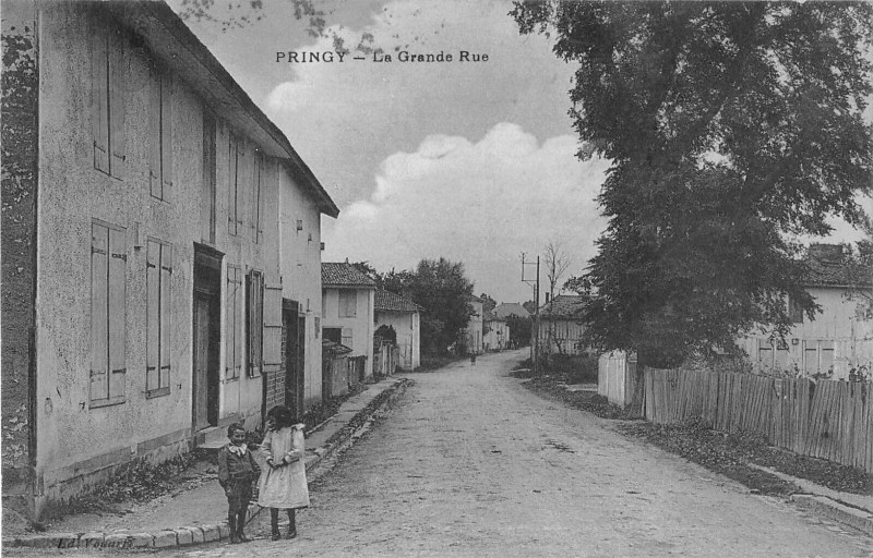 Carte postale ancienne Pringy La Grande Rue à Pringy