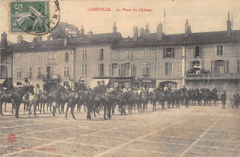 Carte postale ancienne Luneville La Place Du Chateau à Lunéville