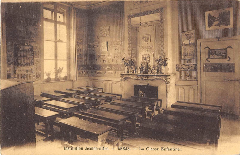 Carte postale ancienne Arras Institution Jeanne D'Arc La Classe Enfantine à Arras