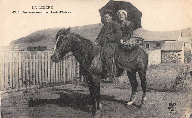 Carte postale ancienne La Lozere Une Amazone Des Hauts Plateaux