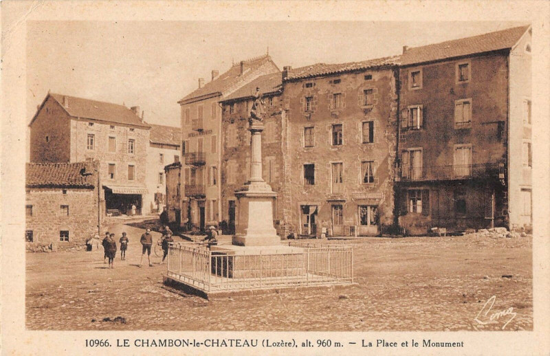 Carte postale ancienne Le Chambon Le Chateau La Place Et Monument (cliché pas courant