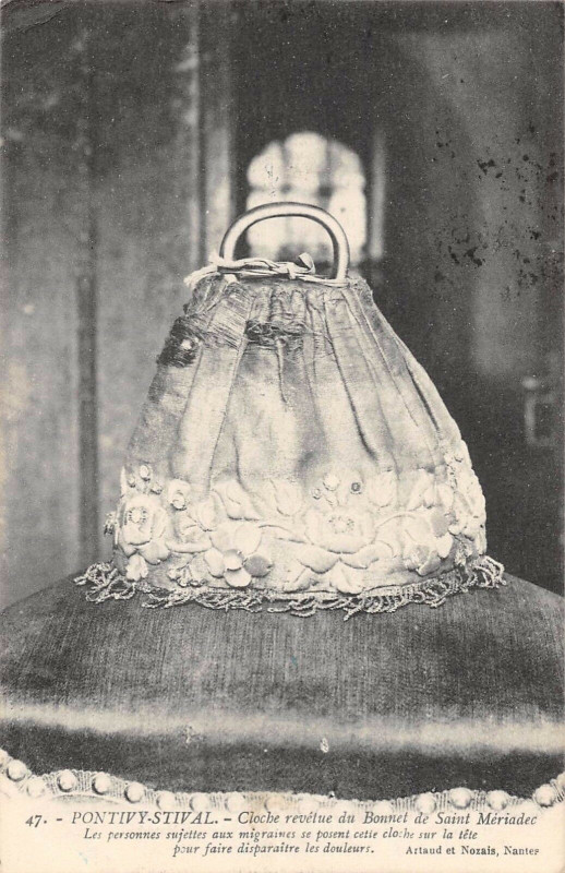 Carte postale ancienne Pontivy Stival Cloche Revetue Du Bonnet De Saint-Meriadec à Pontivy