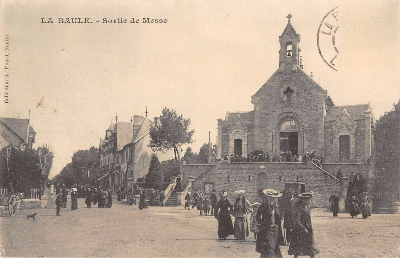 Carte postale ancienne La Baule Sortie De Messe