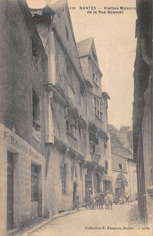 Carte postale ancienne Nantes Vieilles Maisons De La Rue Bossuet à Nantes