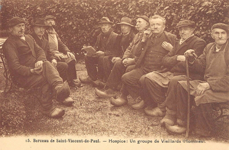 Carte postale ancienne Berceau De Saint-Vincent De Paul Hospice Groupe Vieillards à Saint-Vincent-de-Paul