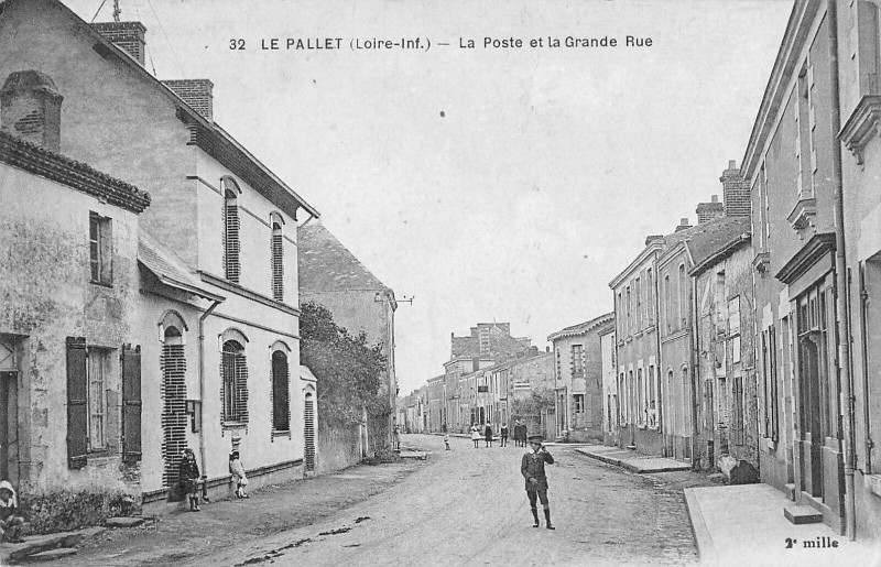 Carte postale ancienne Le Pallet La Poste Et La Grande Rue au Pallet