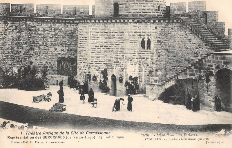 Carte postale ancienne Theatre Antique De La Cite De Carcassonne Burgraves Les Esclaves à Carcassonne