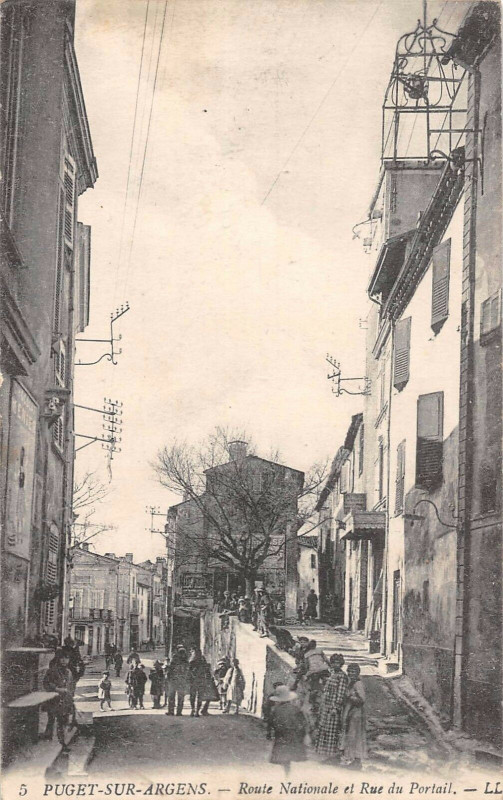 Carte postale ancienne Puget Sur Argens Route Nationale Et Rue Du Portail à Puget-sur-Argens