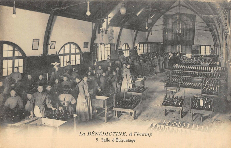 Carte postale ancienne La Benedictine A Fecamp Salle Etiquetage à Fécamp