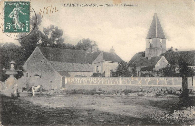 Carte postale ancienne Venarey Place De La Fontaine