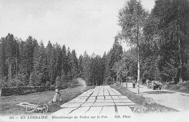 Carte postale ancienne En Lorraine Balnchissage De Toiles Sur Le Pre