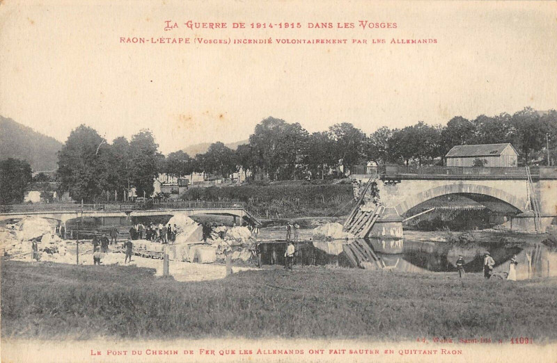 Carte postale ancienne Le Pont du Chemin de Fer que les Allemands on fait sauter en Quittant Raon à Raon-l'Étape