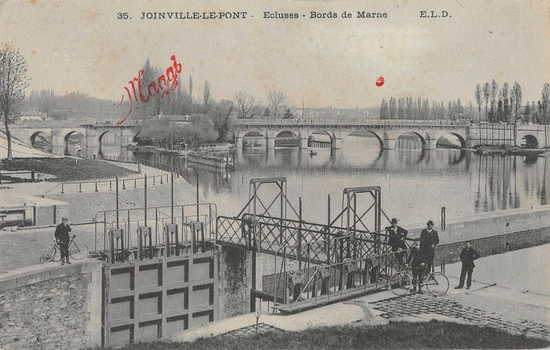 Carte postale ancienne Joinville Le Pont Ecluses Bords De Marne (cliché rare avec animation à Joinville-le-Pont
