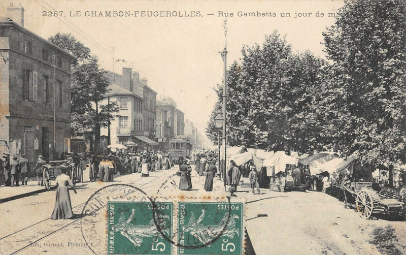 Carte postale ancienne Le Chambon Feugerolles Rue Gambetta Un Jour De Marche au Chambon-Feugerolles