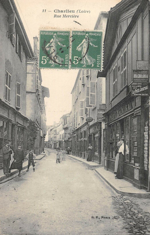 Carte postale ancienne Charlieu Rue Merciere à Charlieu