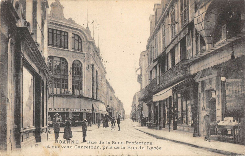 Carte postale ancienne Roanne Rue De La Sous Prefecture Et Nouveau Carrefour Rue Du Lycee à Roanne
