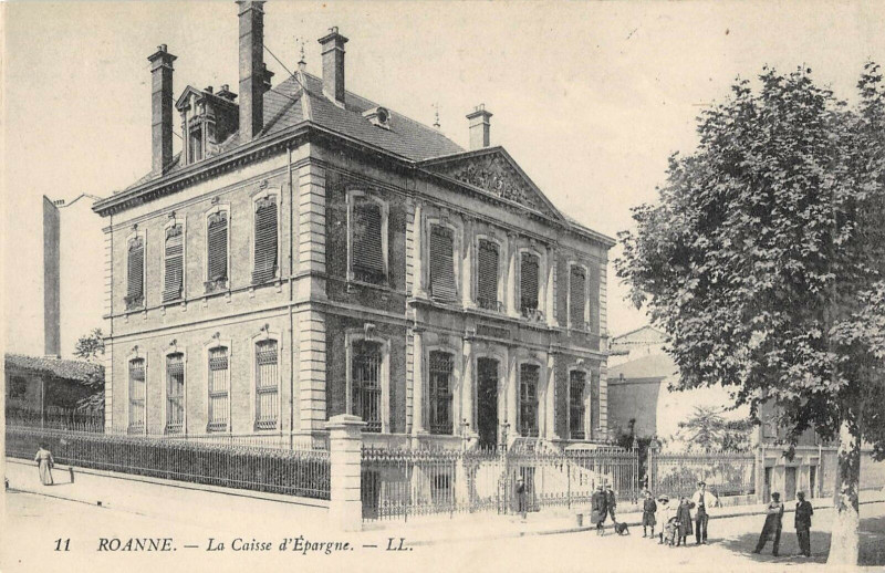 Carte postale ancienne Roanne La Caisse D'Epargne à Roanne