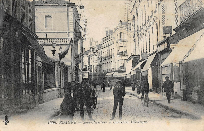 Carte postale ancienne Roanne Sous Prefecture Carrefour Helvetique à Roanne