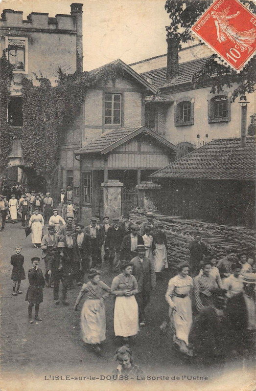 Carte postale ancienne L'Isle Sur Le Doubs La Sortie De L'Usine à Doubs