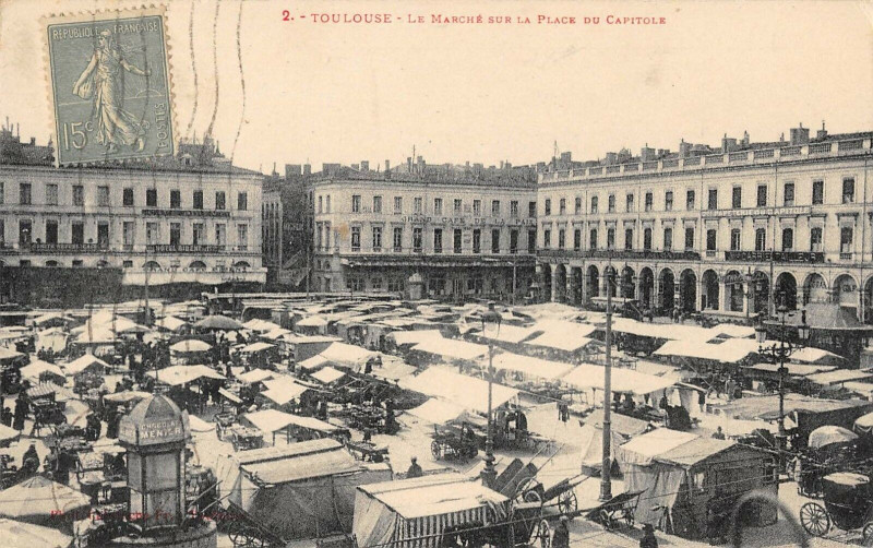 Carte postale ancienne Toulouse Le Marche Sur La Place Du Capitole à Toulouse
