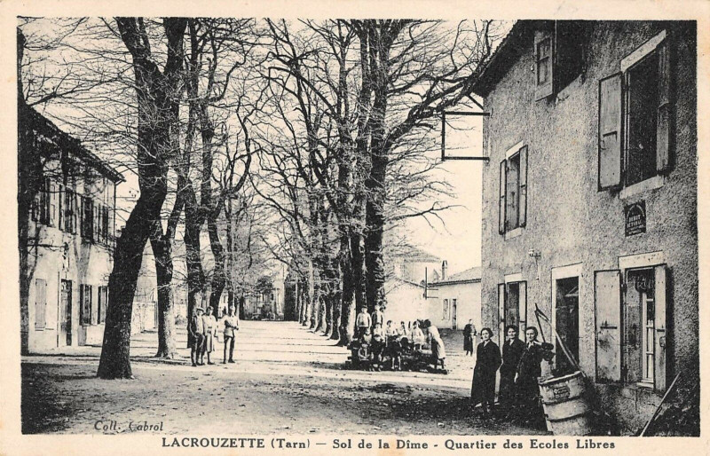 Carte postale ancienne Lacrouzette Quartier Des Ecoles Libres à Lacrouzette