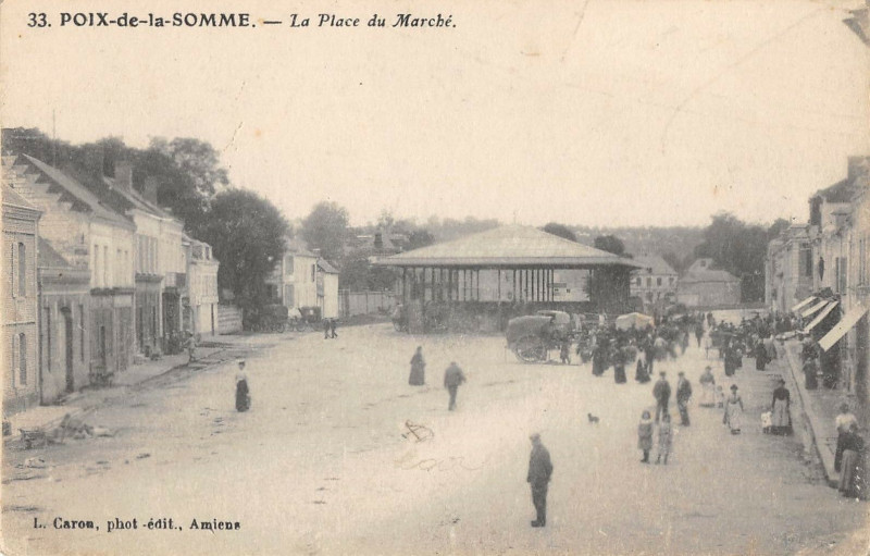 Carte postale ancienne Poix De La Somme La Place Du Marche