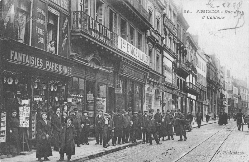Carte postale ancienne Amiens Rue Des Trois Cailloux à Amiens