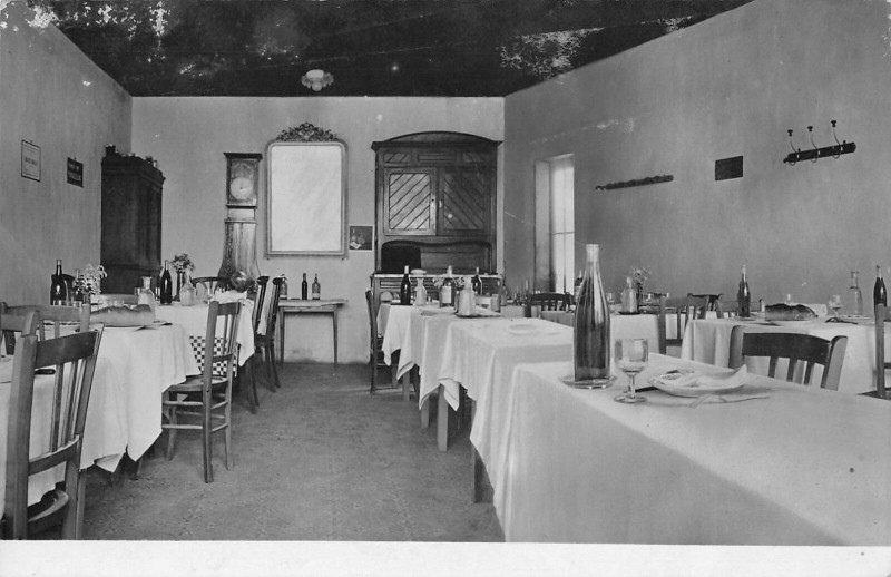 Carte postale ancienne Carte Photo Au Verso Caussade Interieur De Restaurant à Caussade