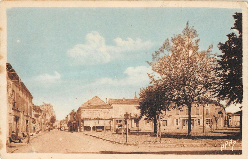 Carte postale ancienne Alban Place Des Tilleuls Avenue De Trebas à Alban