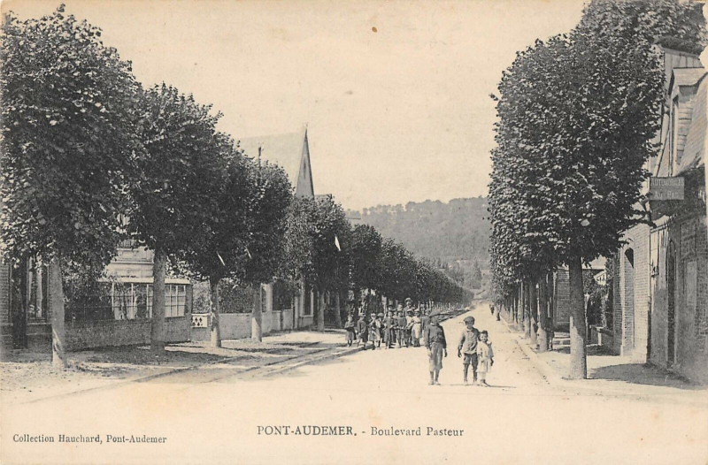 Carte postale ancienne Pont Audemer Boulevard Pasteur à Pont-Audemer