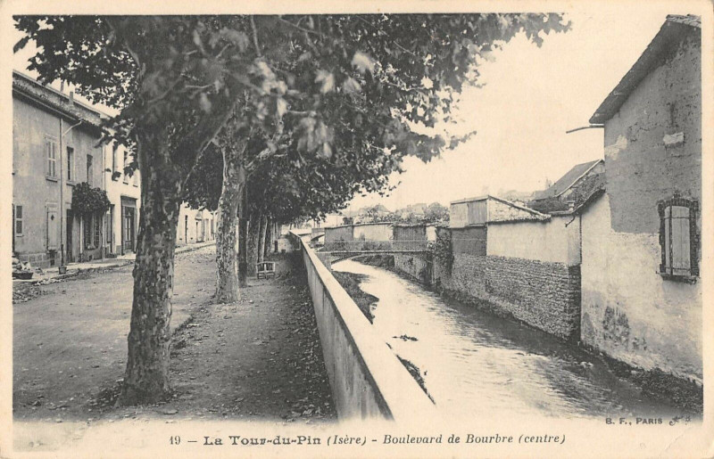 Carte postale ancienne La Tour Du Pin Boulevard De Bourbre à La Tour-du-Pin