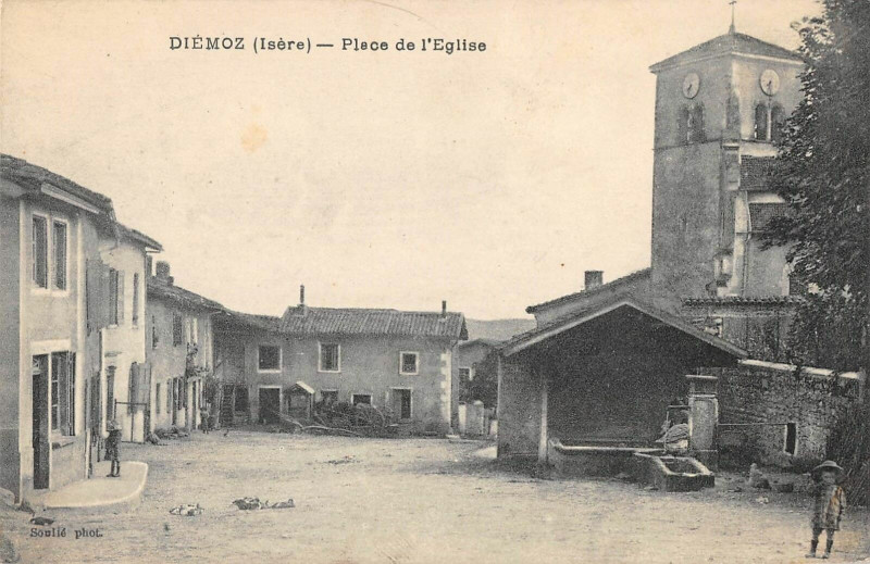 Carte postale ancienne Diemoz Place De L'Eglise à Diémoz