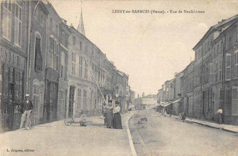 Carte postale ancienne Ligny En Barrois Rue De Neufchateau