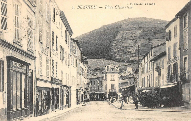 Carte postale ancienne Beaujeu Place Clementine à Beaujeu