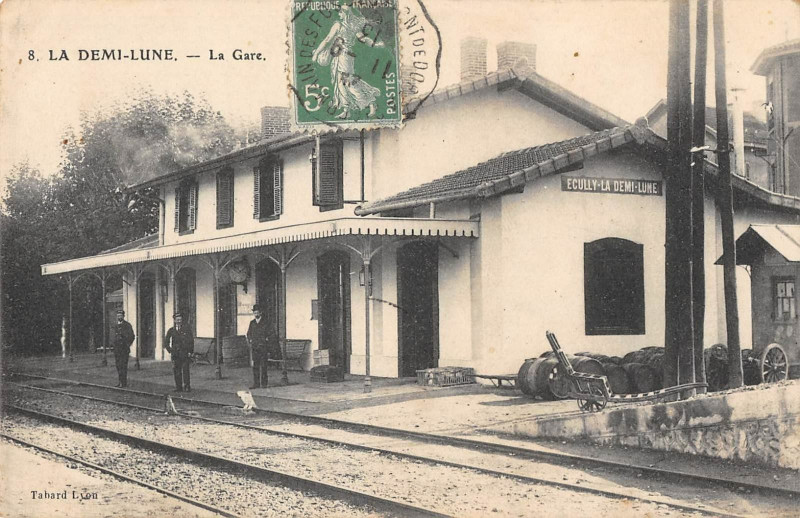 Carte postale ancienne La Demi Lune La Gare