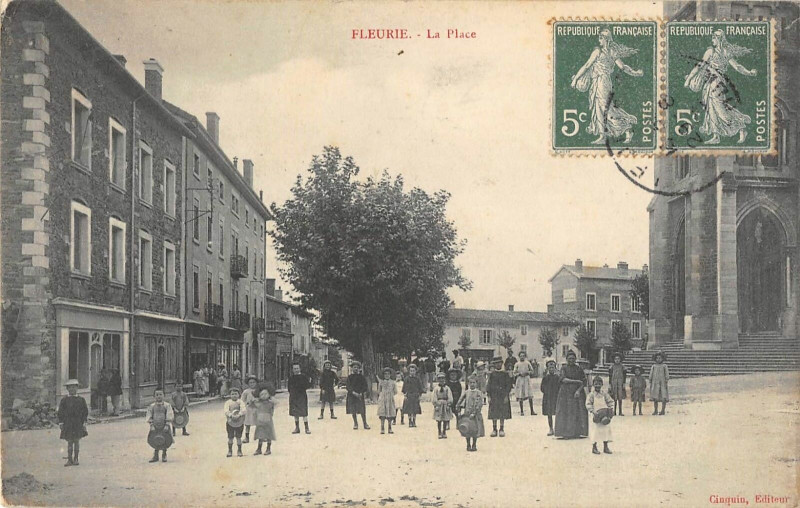 Carte postale ancienne Fleurie La Place à Fleurie