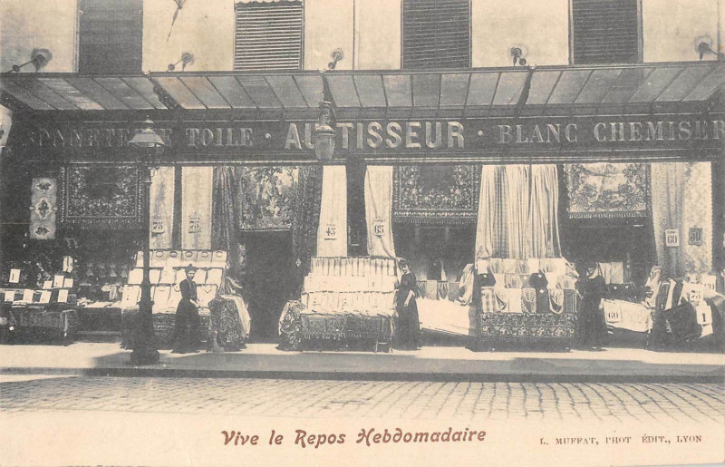 Carte postale ancienne Lyon Magasin Commerce Au Tisseur Vive Le Repos Hebdomadaire à Lyon