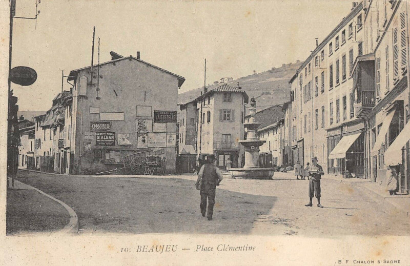 Carte postale ancienne Beaujeu Place Clementine (dos non divisé) à Beaujeu